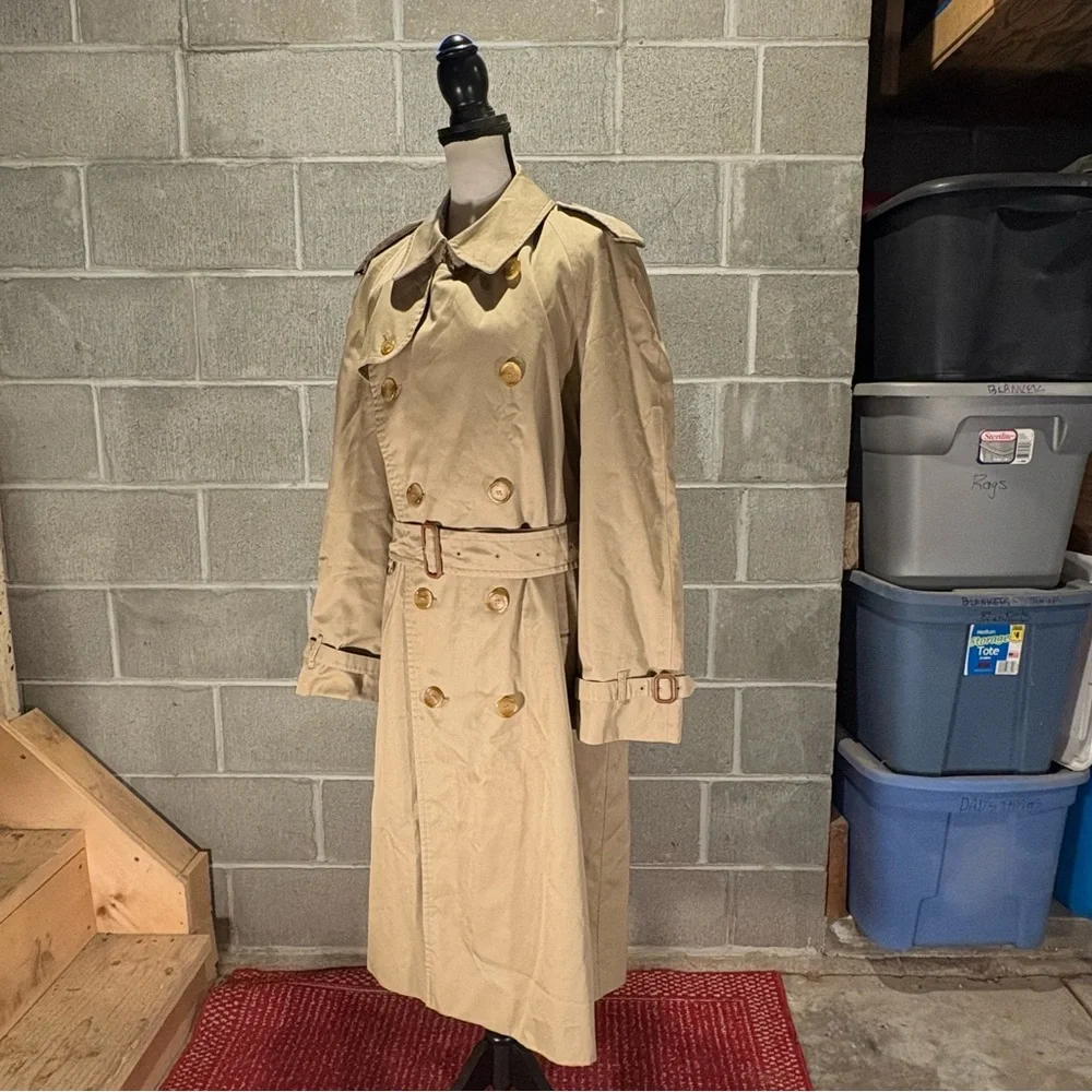 Burberry trench coat. - Picture 5 of 16